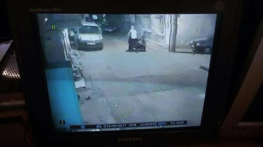 Hırsızlık Anı G&uuml;venlik Kamerasında