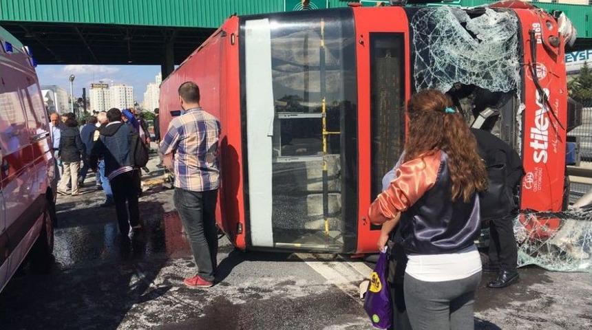 Bah&ccedil;eşehir&rsquo;de &Ccedil;ift Katlı Halk Otob&uuml;s&uuml; Devrildi