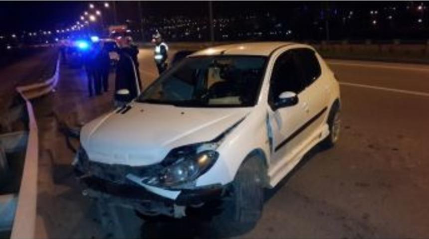 Otomobil Bariyere &Ccedil;arptı: 1 Yaralı