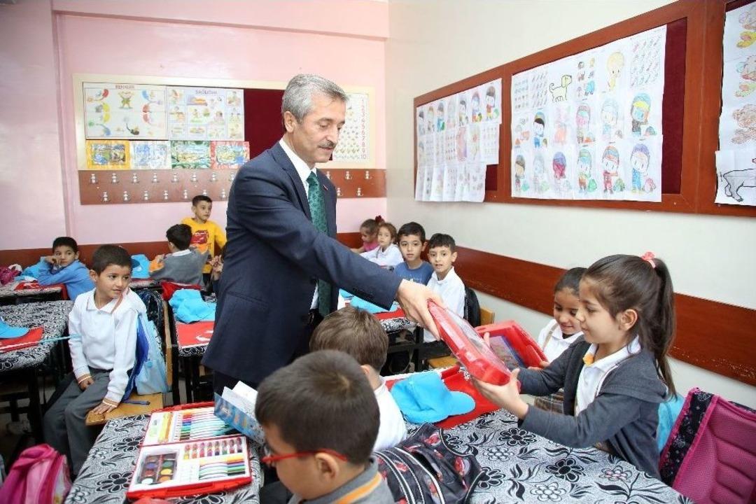 Gaziantep&rsquo;te 100 Bin &Ouml;ğrenciye Boyama Seti Dağıtıldı