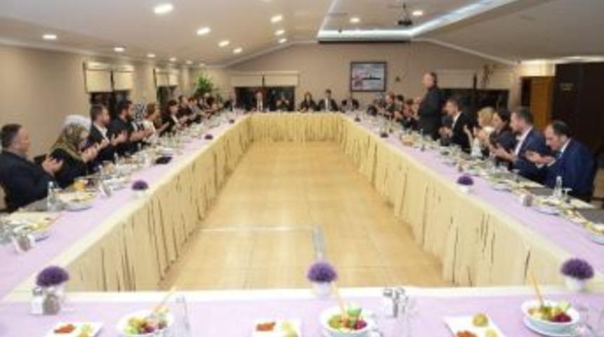 D&uuml;zce Belediyesi Meclisinden Aile Yemeği