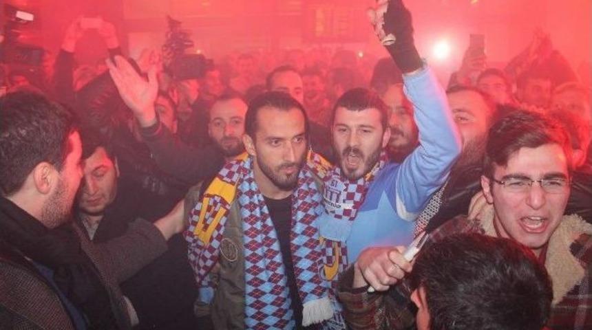 Trabzonspor&rsquo;un Yeni Transferi Erkan Zengin Trabzon&rsquo;da Coşkuyla Karşılandı.