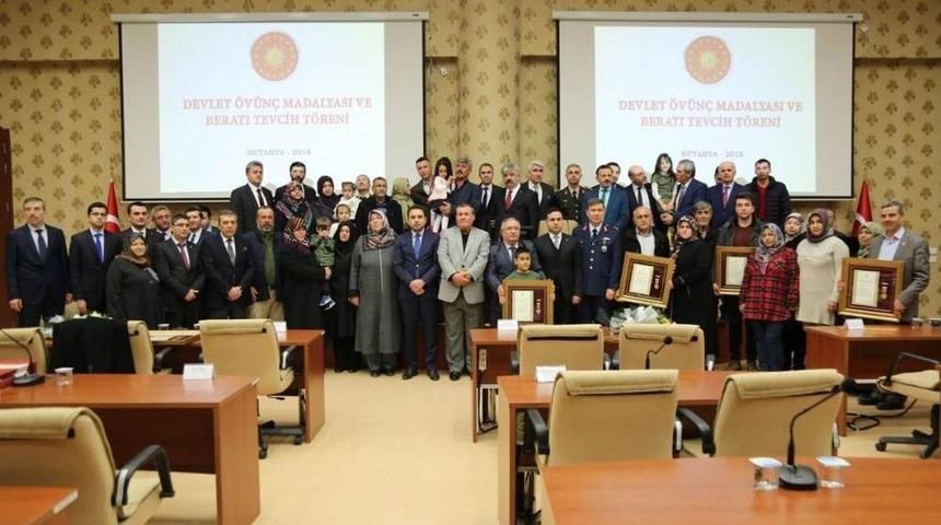 K&uuml;tahya&rsquo;da 7 Şehit Ailesi İle 3 Gaziye Devlet &Ouml;v&uuml;n&ccedil; Madalyası Ve Beratı Verildi