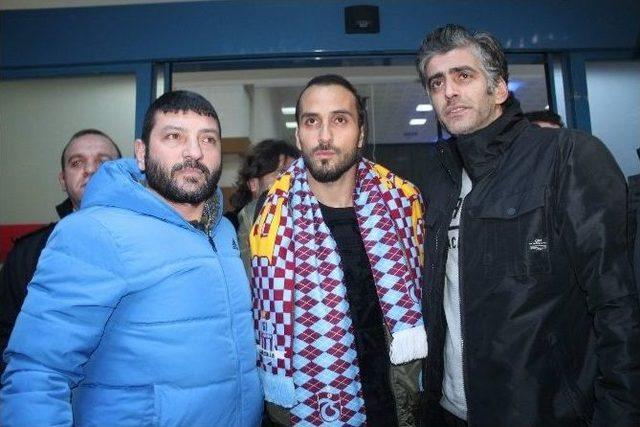 Trabzonspor&rsquo;un Yeni Transferi Erkan Zengin Trabzon&rsquo;da Coşkuyla Karşılandı. 1