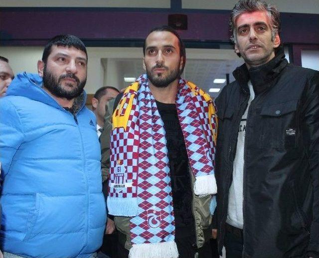 Trabzonspor&rsquo;un Yeni Transferi Erkan Zengin Trabzon&rsquo;da Coşkuyla Karşılandı. 2