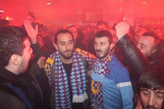 Trabzonspor&rsquo;un Yeni Transferi Erkan Zengin Trabzon&rsquo;da Coşkuyla Karşılandı. 3