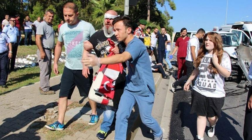 Antalya&rsquo;da Tur Minib&uuml;s&uuml; Kazası: 4 Yaralı