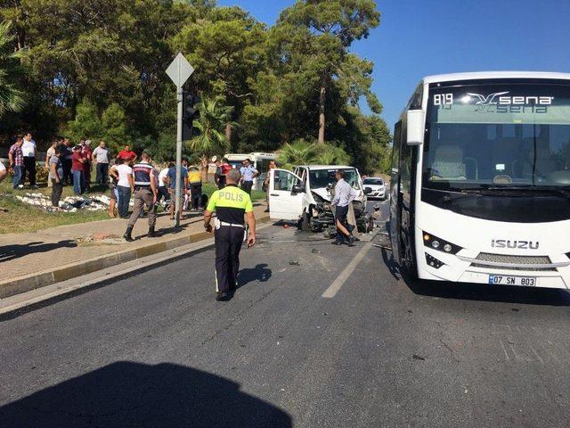 Antalya’da Tur Minibüsü Kazası: 4 Yaralı