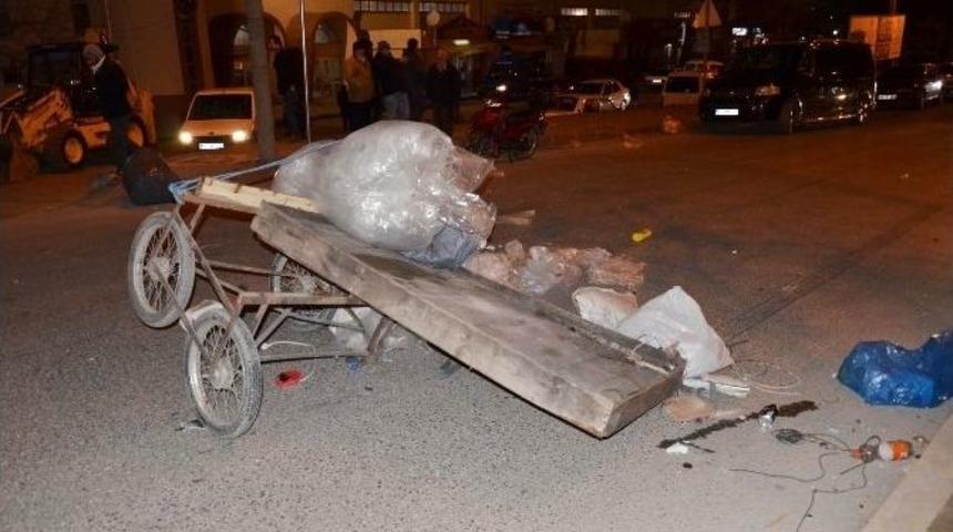 Otomobilin &Ccedil;arptığı Hurdacı Yaralandı