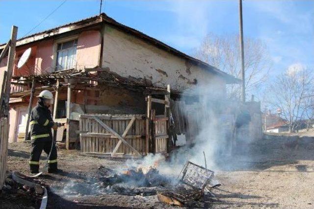 Eşinin Hatırası Eşyaları Yakınca Itfaiyeyi Alarma Geçirdi