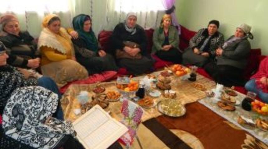 Camisi Olmayan Ahıska M&uuml;sl&uuml;manları Evde İbadetlerini Yapıyor