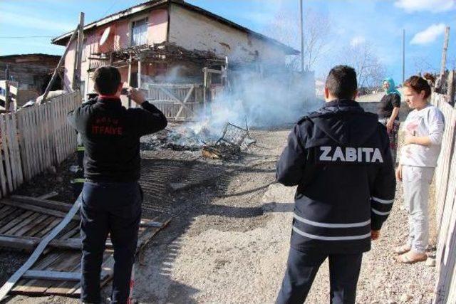 Eşinin Hatırası Eşyaları Yakınca Itfaiyeyi Alarma Geçirdi