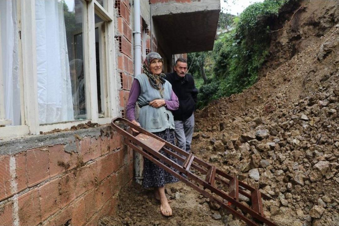 Heyelandan Zarar G&ouml;ren Evlerine Pencereden Girip &Ccedil;ıkıyorlar