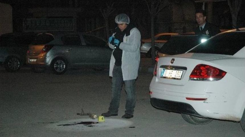 Kavga Ettiği Kişiyi M&uuml;şterilerinin G&ouml;z&uuml; &Ouml;n&uuml;nde &Ouml;ld&uuml;rd&uuml;