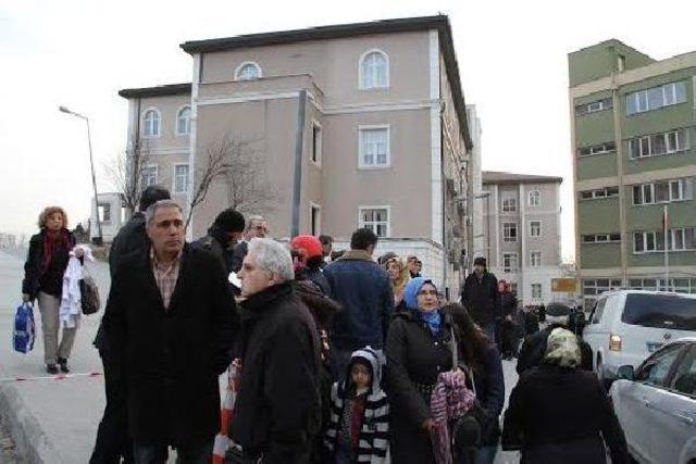 Kapatılan Poliklinik Binası &Ouml;n&uuml;nde Gerginlik 1