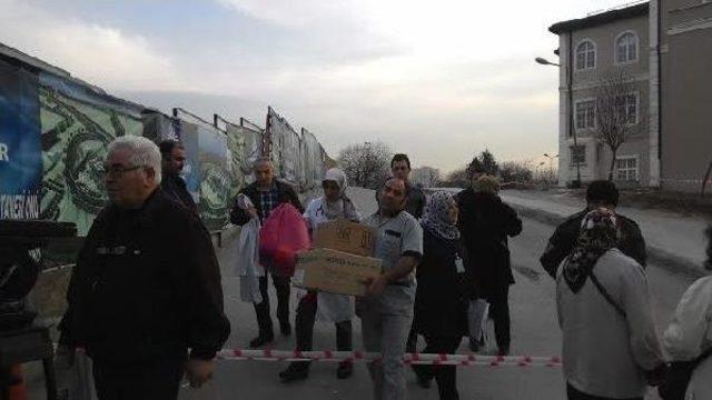 Kapatılan Poliklinik Binası &Ouml;n&uuml;nde Gerginlik 2