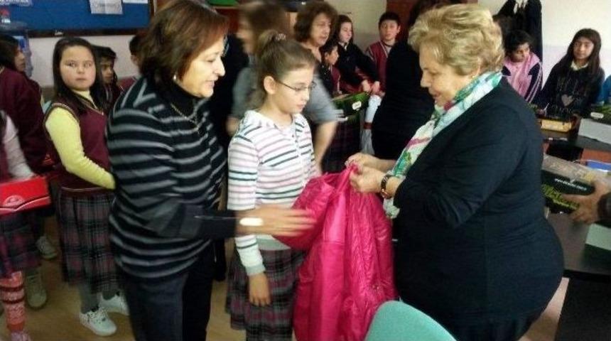 Vakıftan 45 &Ouml;ğrenciye Ayakkabı Ve Kaban