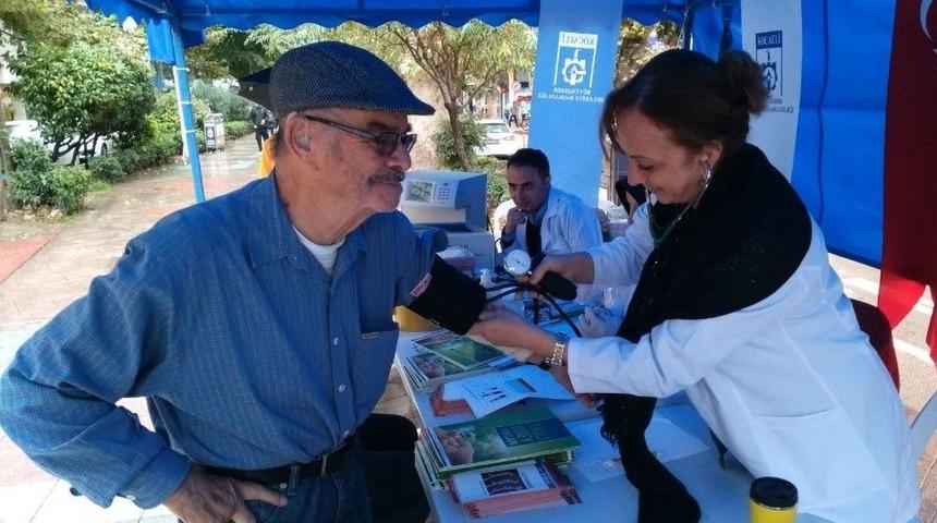D&uuml;nya Yaşlılar G&uuml;n&uuml;&rsquo;nde &Uuml;cretsiz Sağlık Kontrol&uuml;
