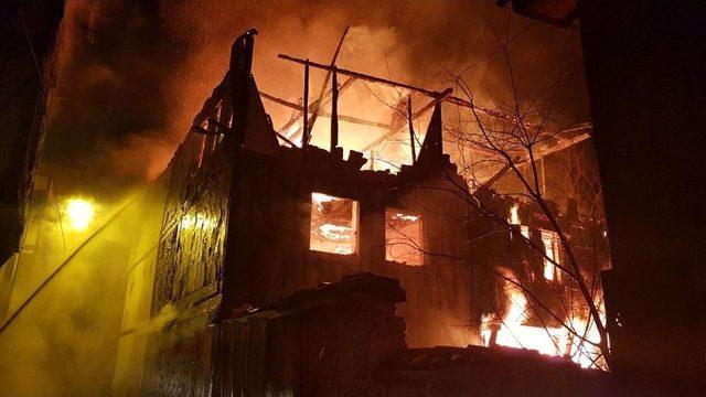 Safranbolu’da Yangın Çıkan Tarihi Konak Alev Topuna Döndü