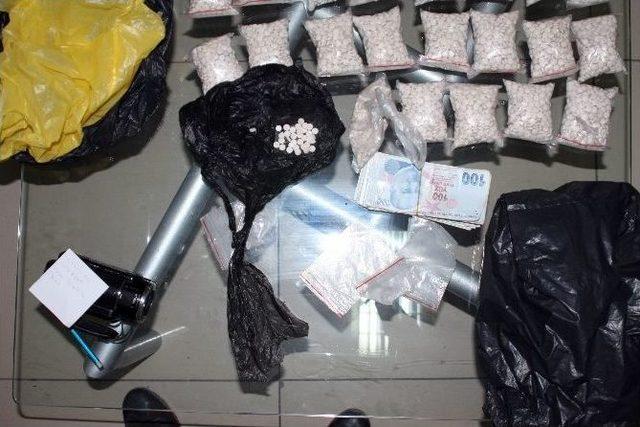 Gaziantep&rsquo;te Uyuşturucu Hap Ve Para Ele Ge&ccedil;irildi 1