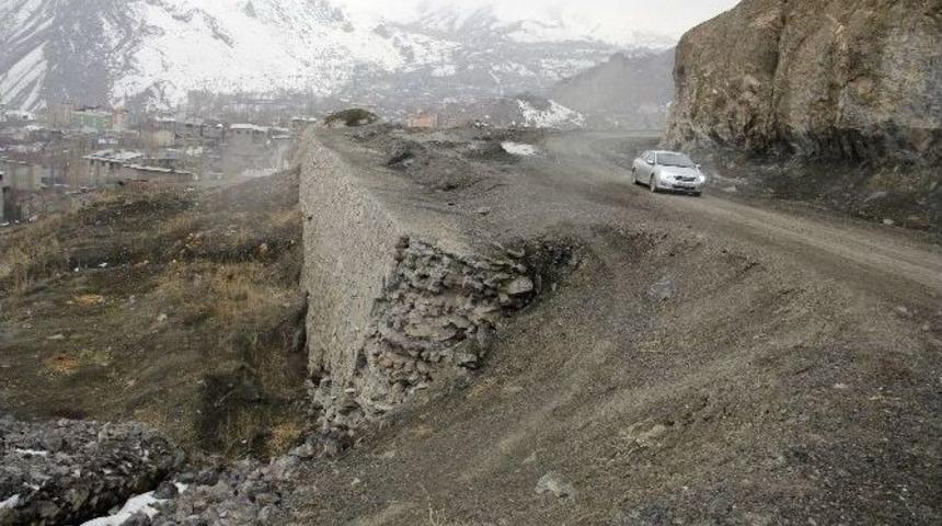 Hakkari &Uuml;niversitesi Kampus Alanındaki İstinat Duvarları &Ccedil;&ouml;kt&uuml;