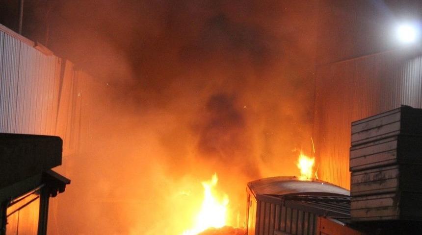 Geri D&ouml;n&uuml;ş&uuml;m Fabrikası Alev Alev Yandı