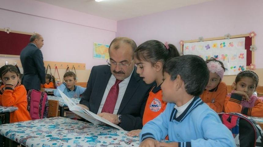 Vali Ustaoğlu&rsquo;ndan &Ouml;ğrencilere Kırtasiye Yardımı
