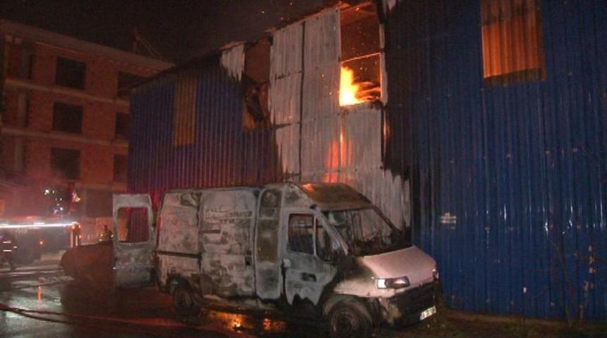 &Uuml;mraniye&rsquo;de Ahşap Malzeme Deposu Yandı