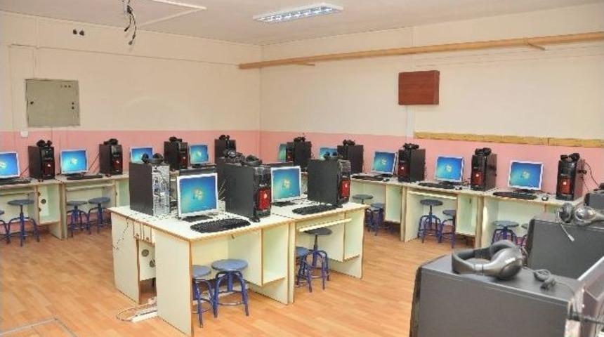 Hayırsever İş Adamından Bilgisayar Teknoloji Sınıfı