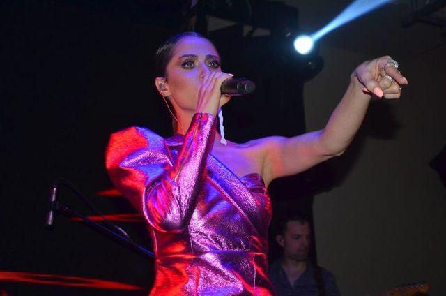 Derya Uluğ Ve Cem Belevi Zirveyi Salladı 3