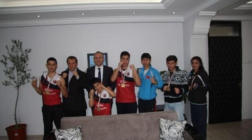 Madalyalarla D&ouml;nen Sporculardan Kaymakam Y&ouml;nden&rsquo;e Ziyaret