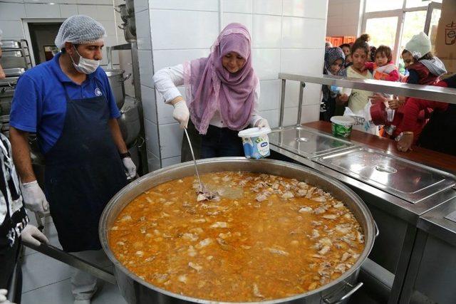 Öğrenciler Aşevi’nde Yemek Dağıttı