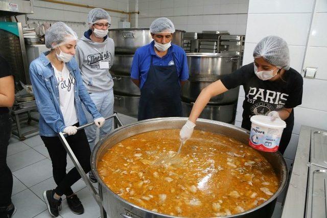 Öğrenciler Aşevi’nde Yemek Dağıttı