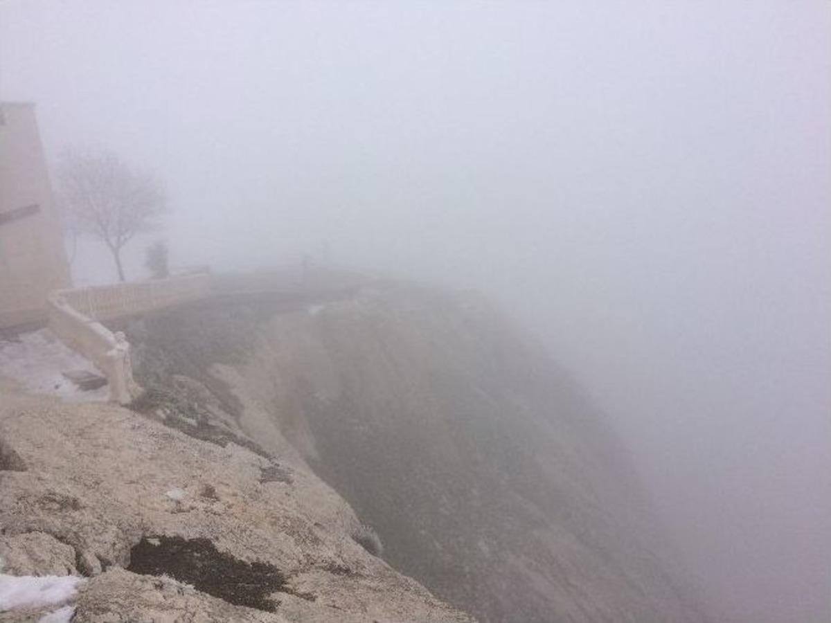 Elazığ&rsquo;da Yoğun Sis Nedeniyle S&uuml;r&uuml;c&uuml;ler Zor Anlar Yaşadı