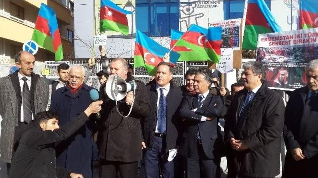 Bm &Ouml;n&uuml;nde Ermenistan&rsquo;daki İki Azeri İ&ccedil;in Eylem