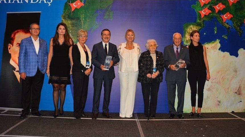 Başkan Ata&ccedil;&rsquo;a &rsquo;&ouml;rnek Kıdemli Vatandaş&rsquo; &Ouml;d&uuml;l&uuml; Verildi