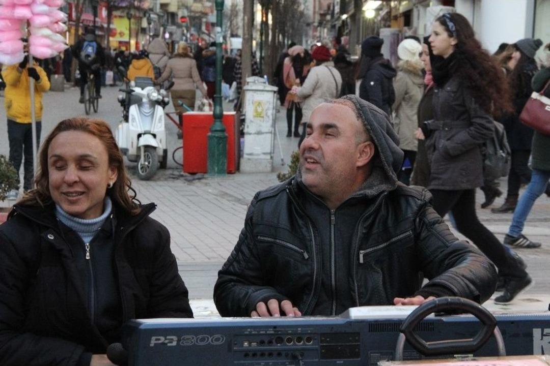 M&uuml;zik, G&ouml;rme Engelli &Ccedil;iftin Hem G&ouml;n&uuml;l G&ouml;z&uuml; Hem De Ge&ccedil;im Kaynağı Oldu