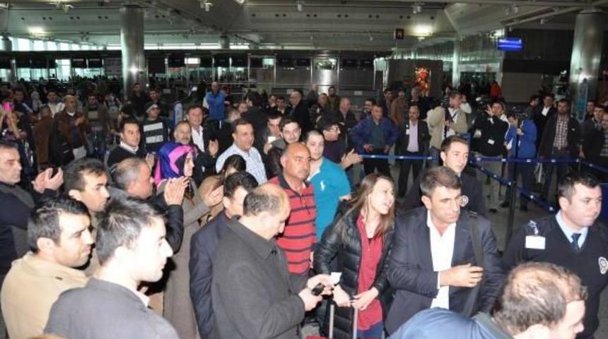 Onur Air Yolcuları &Ouml;nce &Uuml;z&uuml;ld&uuml; Sonra Sevindi