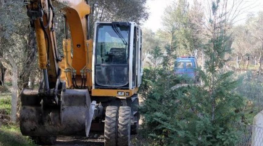 İlhami &Ouml;ğretmen Benzinle &Ccedil;atıya &Ccedil;ıkıp Barakasını Yıktırmadı