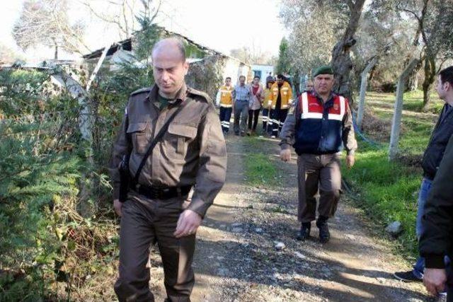 İlhami &Ouml;ğretmen Benzinle &Ccedil;atıya &Ccedil;ıkıp Barakasını Yıktırmadı 1