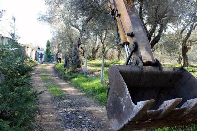İlhami &Ouml;ğretmen Benzinle &Ccedil;atıya &Ccedil;ıkıp Barakasını Yıktırmadı 3