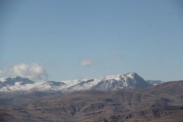 Başkale&rsquo;de Y&uuml;ksek Kesimlere Kar Yağdı 1
