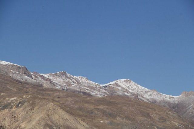 Başkale&rsquo;de Y&uuml;ksek Kesimlere Kar Yağdı 2