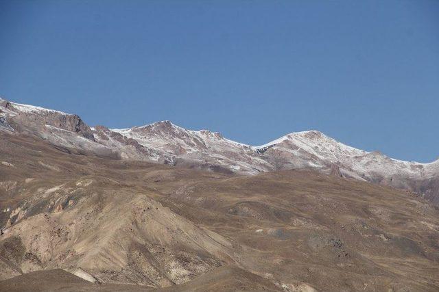 Başkale&rsquo;de Y&uuml;ksek Kesimlere Kar Yağdı 3