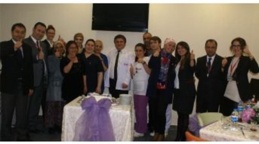 Doktor Ve Hastalar Birlikte Moral Depoladılar