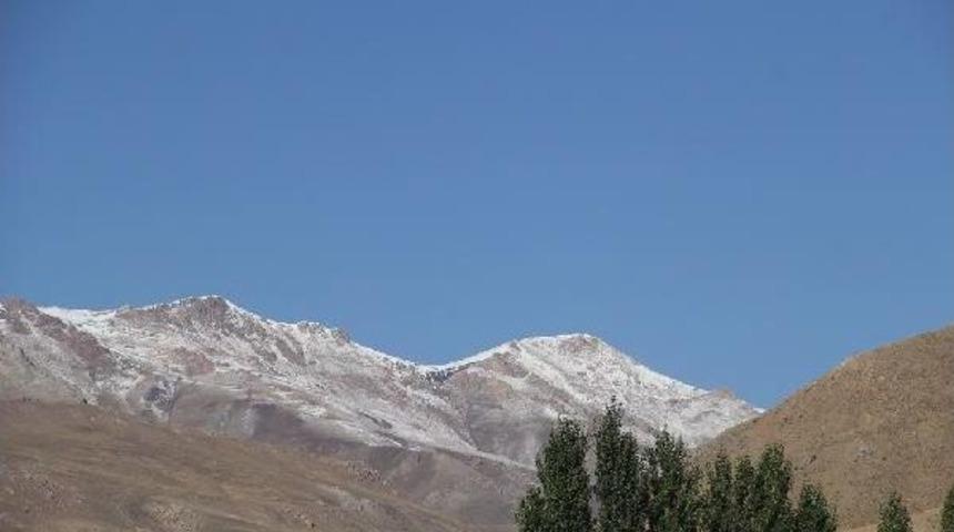 Başkale'de Y&uuml;ksek Kesimlere Kar Yağdı