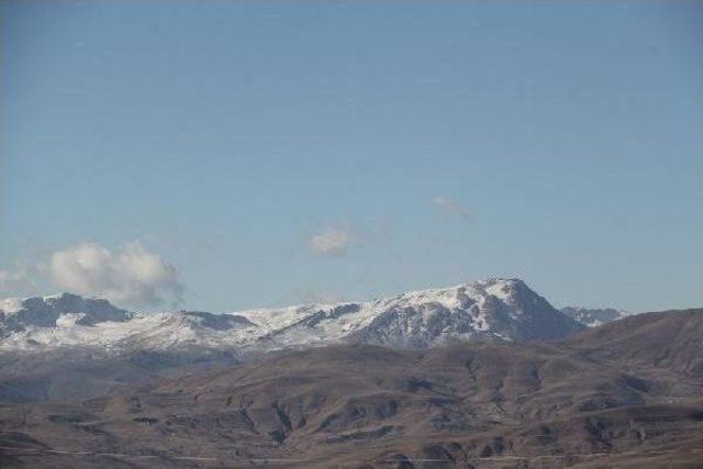 Başkale de Y&uuml;ksek Kesimlere Kar Yağdı 1