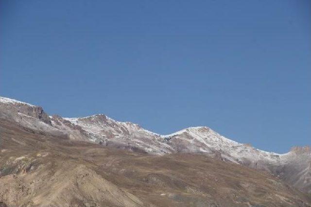 Başkale de Y&uuml;ksek Kesimlere Kar Yağdı 2