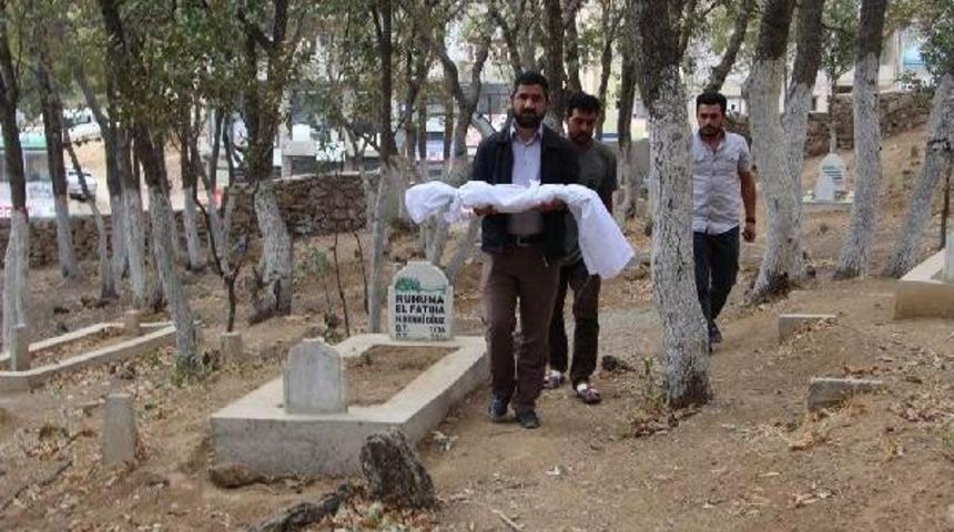 3 Aylık Bebeklerini Kaybeden Suriyeli Aile Doktorları Su&ccedil;ladı