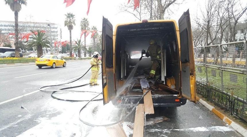 Vatan Caddesi&rsquo;nde Yanan Ptt Aracı Trafiği Durdurdu